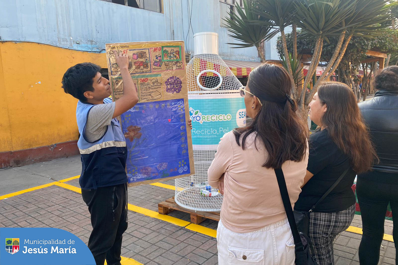 #JesúsMaríaNatural 🌿 | ¡Todos somos parte del cambio! 🌍
Buscando fomentar el cuidado y protección de nuestro mundo, se realizó la campaña de concientización sobre la importancia del reciclaje, en los alrededores del mercado San José.
Recuerda que puedes ser parte del programa ♻️“Yo Reciclo”. Inscríbete aquí 🔗 https://bit.ly/40t0yBW, un reciclador formal pasará por tu vivienda.