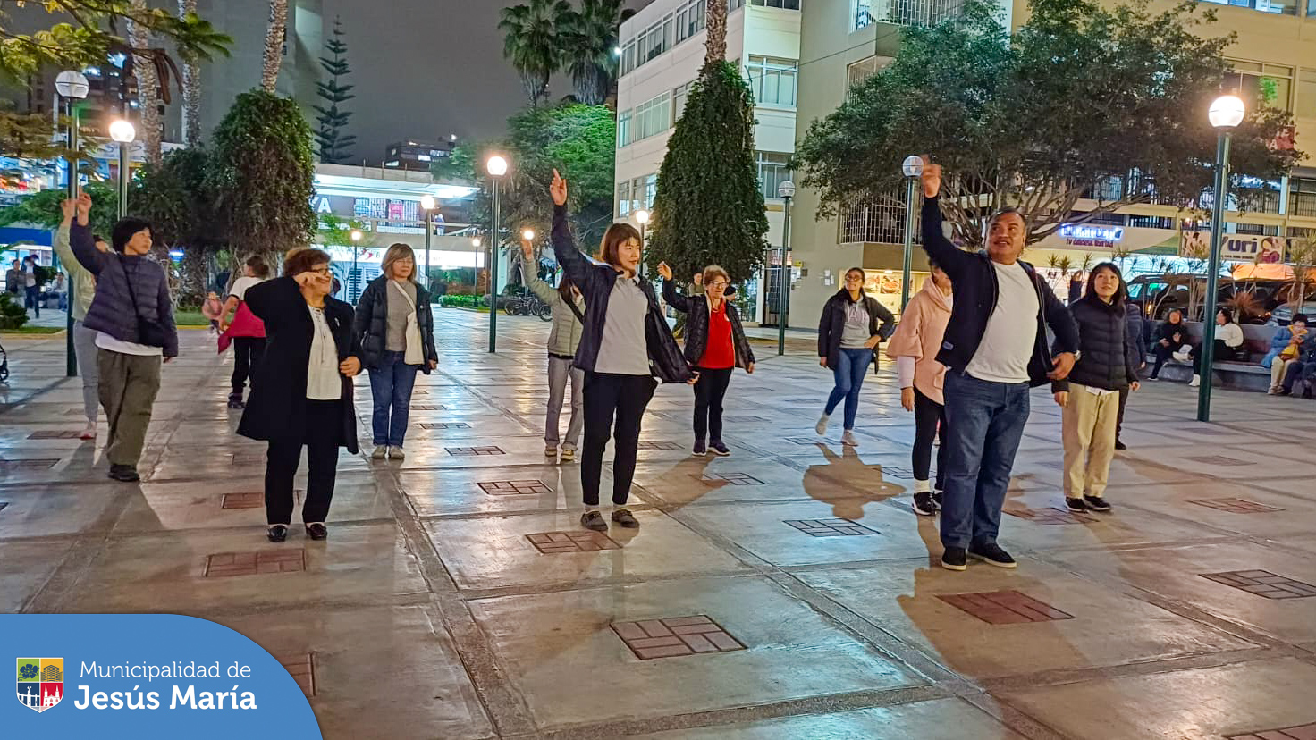 #JesúsMaríaEsCultura 💃 ¡Nuestros vecinos disfrutaron del ensayo de marinera 💃🏻 con banda en la explanada de la Residencial San Felipe!
¡Aún hay cupos! Inscríbete en nuestros talleres y descubre la belleza de nuestro baile nacional 🇵🇪🎉.
📞 Informes al 6141212 anexo 7101.