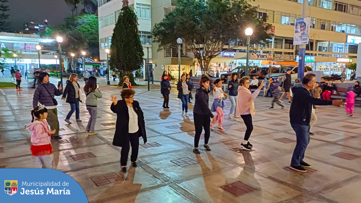 #JesúsMaríaEsCultura 💃 ¡Nuestros vecinos disfrutaron del ensayo de marinera 💃🏻 con banda en la explanada de la Residencial San Felipe!
¡Aún hay cupos! Inscríbete en nuestros talleres y descubre la belleza de nuestro baile nacional 🇵🇪🎉.
📞 Informes al 6141212 anexo 7101.
