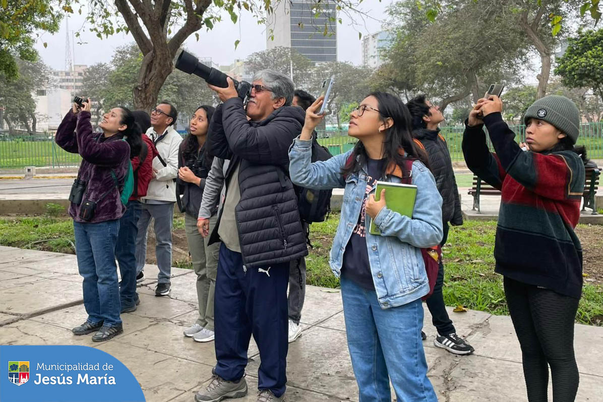🔭🦉 ¡Conociendo la fauna urbana de Jesús María! 🦜 Nuestros vecinos participaron de una mañana de “Avistamiento de Aves”. Acompañados por guías especializados del Club de Observadores de Aves del Perú, lograron visualizar distintas especies y aprender de manera didáctica sobre ellas.
