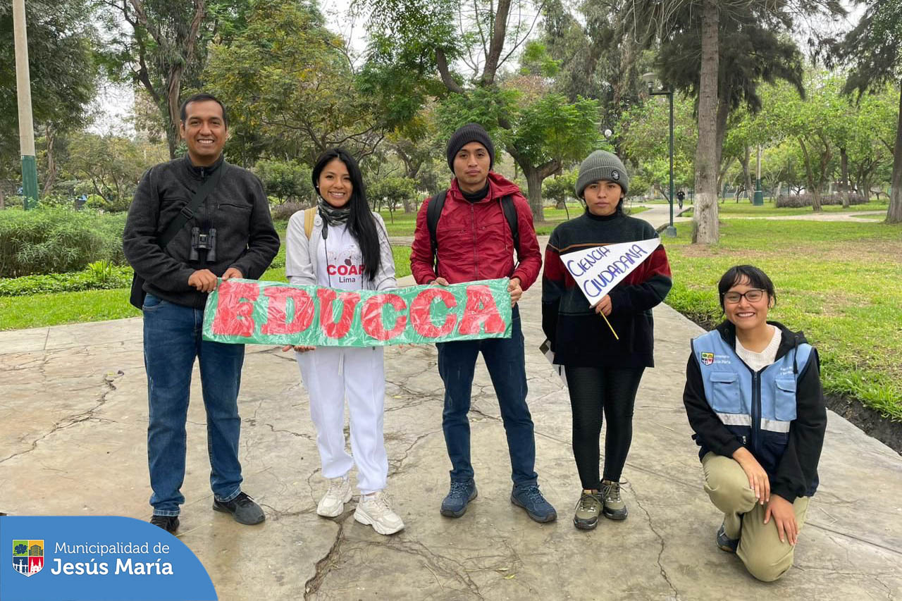 🔭🦉 ¡Conociendo la fauna urbana de Jesús María! 🦜 Nuestros vecinos participaron de una mañana de “Avistamiento de Aves”. Acompañados por guías especializados del Club de Observadores de Aves del Perú, lograron visualizar distintas especies y aprender de manera didáctica sobre ellas.