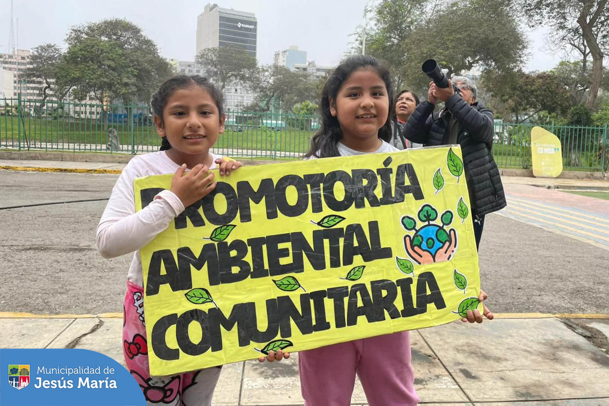 🔭🦉 ¡Conociendo la fauna urbana de Jesús María! 🦜 Nuestros vecinos participaron de una mañana de “Avistamiento de Aves”. Acompañados por guías especializados del Club de Observadores de Aves del Perú, lograron visualizar distintas especies y aprender de manera didáctica sobre ellas.