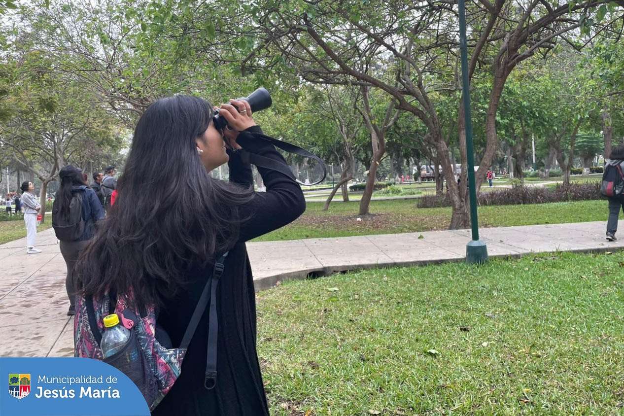 🔭🦉 ¡Conociendo la fauna urbana de Jesús María! 🦜 Nuestros vecinos participaron de una mañana de “Avistamiento de Aves”. Acompañados por guías especializados del Club de Observadores de Aves del Perú, lograron visualizar distintas especies y aprender de manera didáctica sobre ellas.