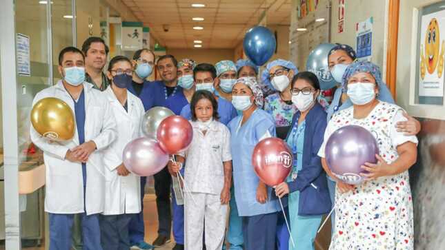 Niña que sufrió quemaduras en el 85 % de su cuerpo logra recuperarse 