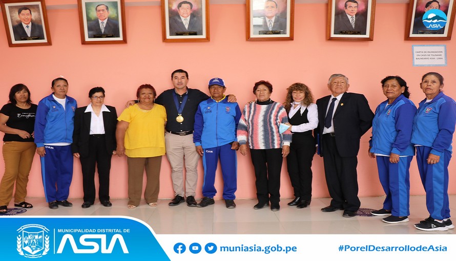 Alcalde de Asia juramenta a nueva junta directiva del centro integral del adulto mayor
