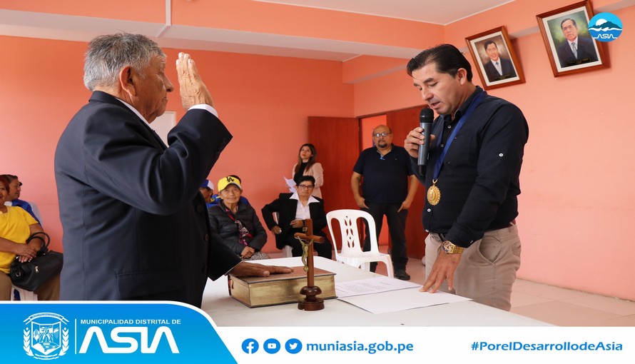 Alcalde de Asia juramenta a nueva junta directiva del centro integral del adulto mayor