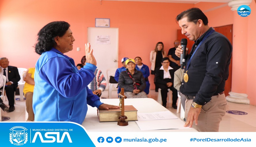 Alcalde de Asia juramenta a nueva junta directiva del centro integral del adulto mayor