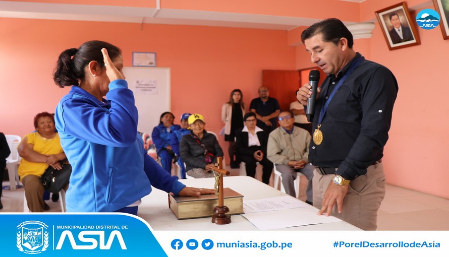 Alcalde de Asia juramenta a nueva junta directiva del centro integral del adulto mayor