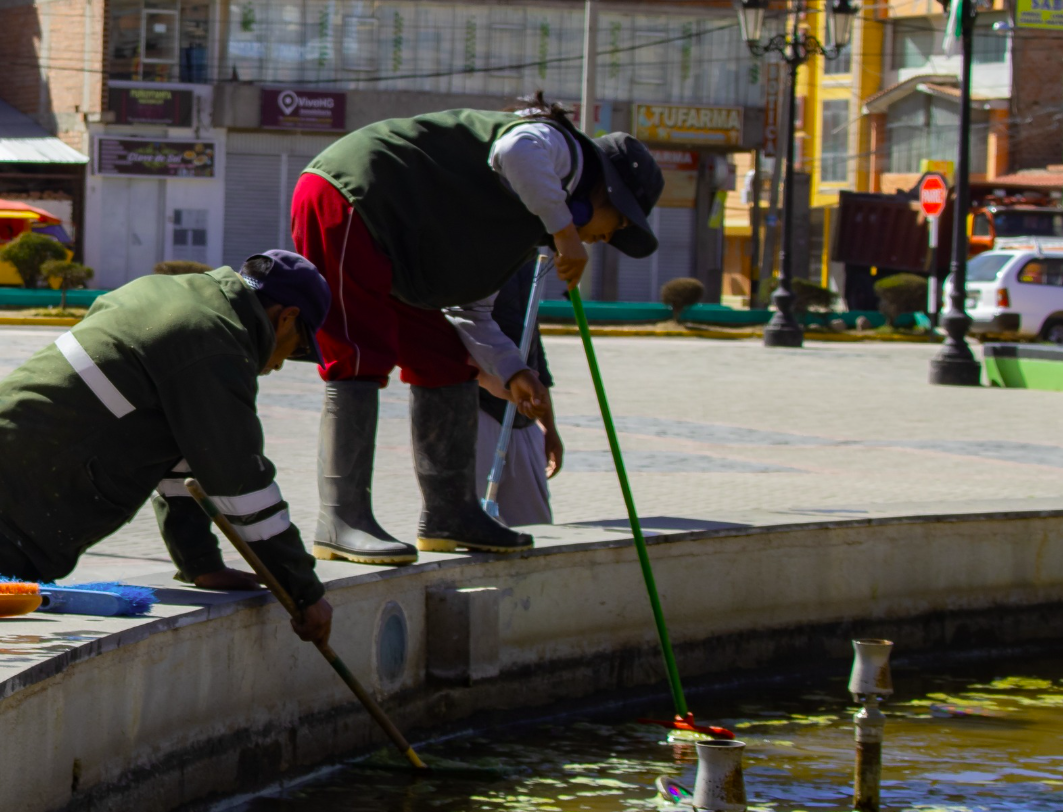 Personal edil continúa con trabajos de mantenimiento en parques y piletas de la ciudad de Puno