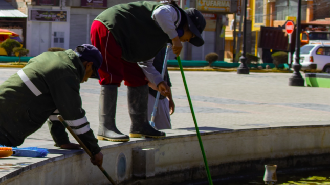 Personal edil continúa con trabajos de mantenimiento en parques y piletas de la ciudad de Puno
