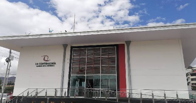 La Contraloría General de la República dio a conocer los resultados del operativo nacional de “Verificación de requisitos e impedimentos para el acceso y ejercicio de la función pública”. En Cajamarca se supervisaron 21 entidades públicas en las cuales se pudo verificar que 33 directivos de libre designación y remoción pertenecientes a gobiernos regionales y municipalidades (provinciales y distritales) no acreditaron el cumplimiento de los requisitos mínimos de formación académica y/o experiencia establecidos en la Ley N° 31419 y su reglamento, así como en los documentos de gestión de sus respectivas entidades.