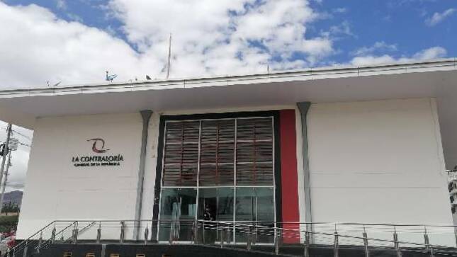 La Contraloría General de la República dio a conocer los resultados del operativo nacional de “Verificación de requisitos e impedimentos para el acceso y ejercicio de la función pública”. En Cajamarca se supervisaron 21 entidades públicas en las cuales se pudo verificar que 33 directivos de libre designación y remoción pertenecientes a gobiernos regionales y municipalidades (provinciales y distritales) no acreditaron el cumplimiento de los requisitos mínimos de formación académica y/o experiencia establecidos en la Ley N° 31419 y su reglamento, así como en los documentos de gestión de sus respectivas entidades.