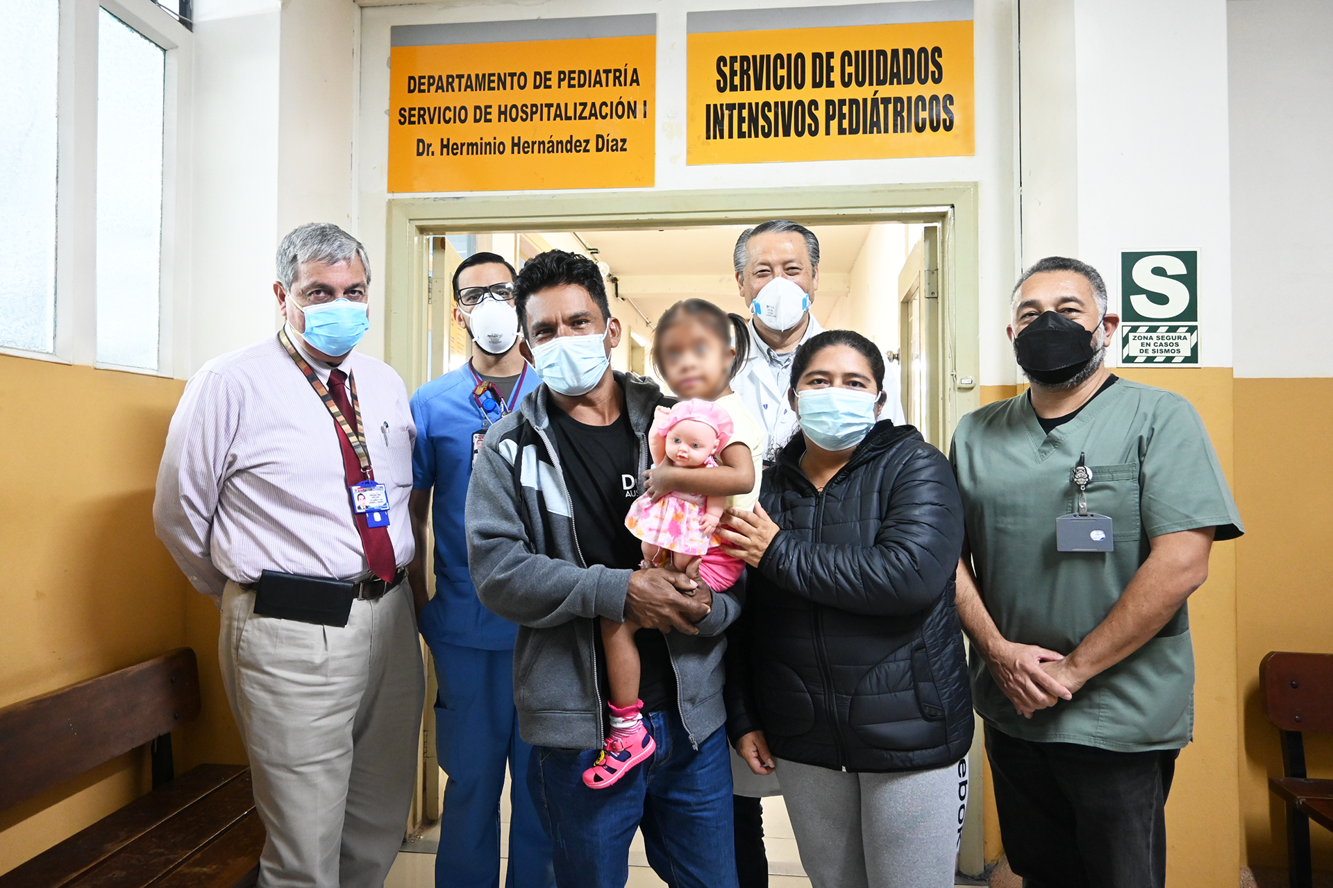 Equipo multidisciplinario junto a niña recuperada