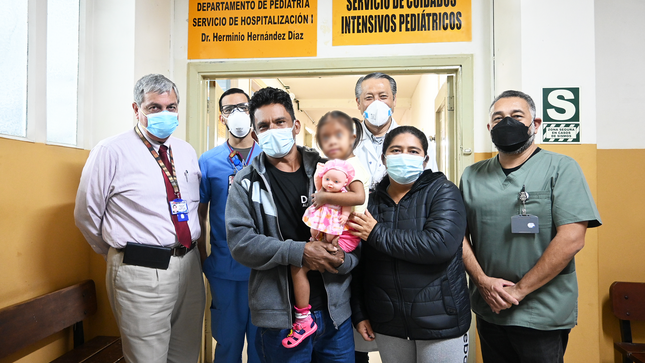 Equipo multidisciplinario junto a niña recuperada