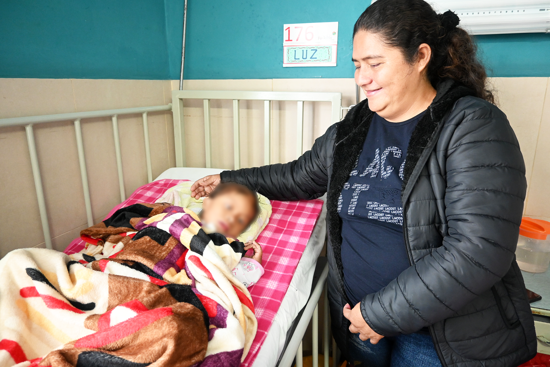 Madre junto a niña recuperada