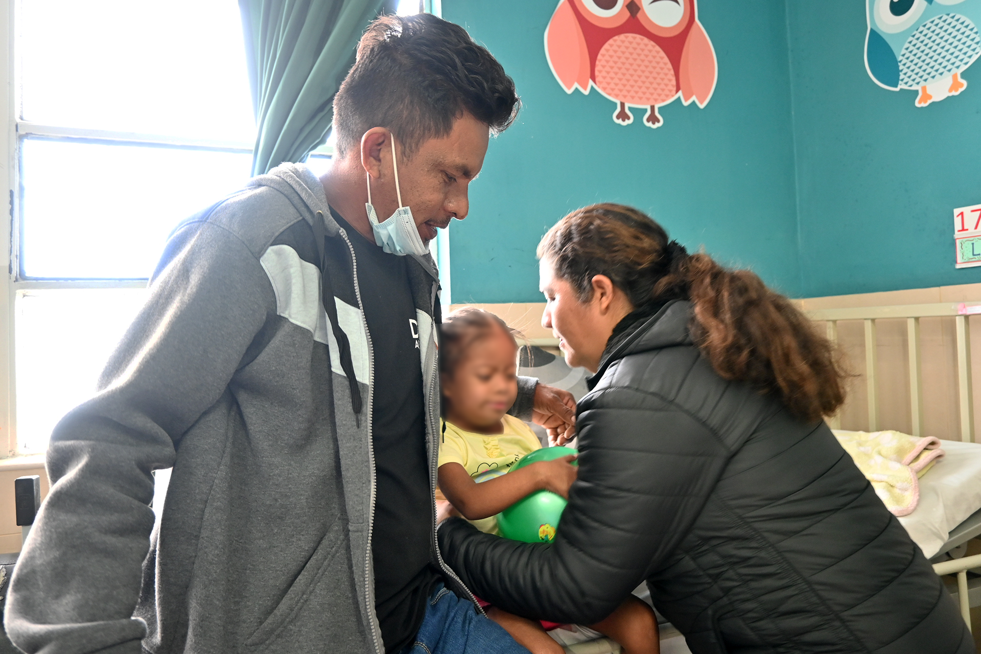Padres junto a niña recuperada