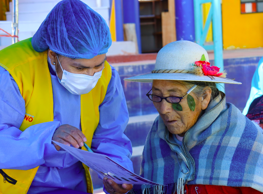 La Municipalidad Provincial de Puno junto al programa de pensión 65 hizo entrega de 240 lentes de lectura a adultos con discapacidad visual