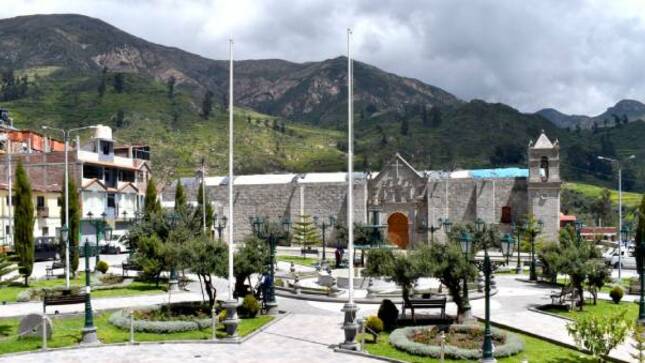 Pobladores del distrito de Carumas, en la provincia de Mariscal Nieto, tienen la oportunidad de presentar denuncias y alertas sobre irregularidades en compras, obras públicas e inconducta funcional de funcionarios y servidores del Estado. Esto será posible en la Audiencia Pública Provincial titulada "La Contraloría te escucha", que se llevará a cabo de manera presencial este jueves 12 de octubre de 2023, a las 10:30 am, en las instalaciones del colegio Horacio Zeballos Gámez.