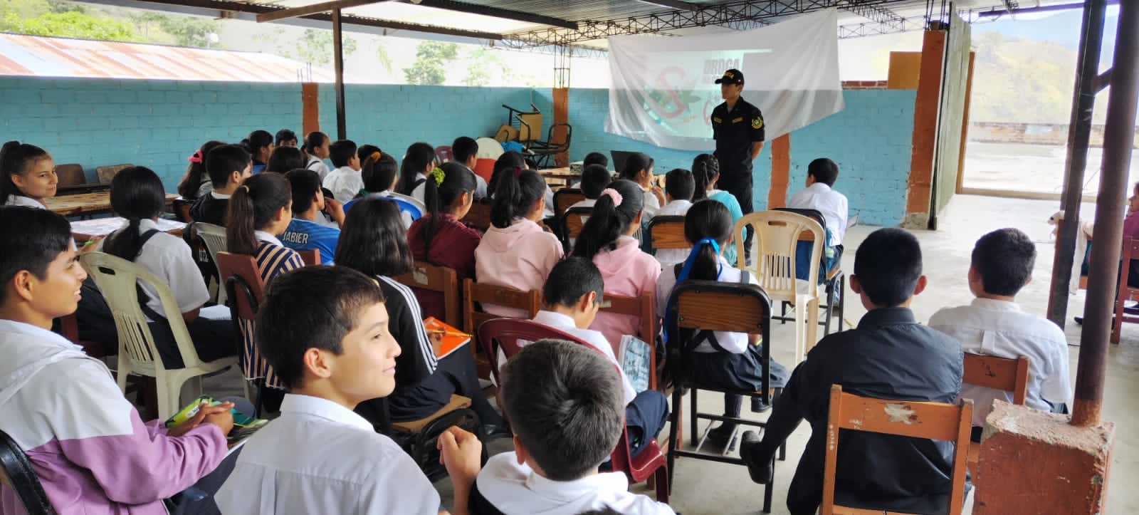 #LaUnionHaceLaFuerza #FormamosGrandesProfesionales
Autoridades de Colasay, unidos y comprometidos con la educación colasaína, en un solo objetivo brindaron charlas educativas a estudiantes y padres de familia en coordinación con profesores en la I.E.P.S.M. N° 16563 Ricardo Palma, Los Cedros -Colasay.
Trataron importantes temas, sobre violencia sexual, drogas, embarazo a temprana edad, emprendimientos juveniles y superación personal en toda su magnitud.
Estuvieron presentes, Encargada de Demuna de la MDC, Zory Leticia Guevara Rufasto, Centro de salud colasay Obstetra Mónica Barreto torres, promotora del Centro de Emergencia Mujer, CEM – Colasay, Edin Rodríguez Benites, Sub Oficial de tercera Jean Franco Leyva Salazar
Sostuvieron nuestras autoridades, que, seguirán llevando el mensaje preventivo y oportuno a otras Instituciones Educativas, porque la intervención es ahora, para tener un mañana mejor.
#SiempreConElPueblo
#DrNeiserVillanuevaDíaz #Alcalde
Instancia contra la violencia hacia las mujeres - Colasay
Visit Colasay-Perú
Subprefectura Colasay