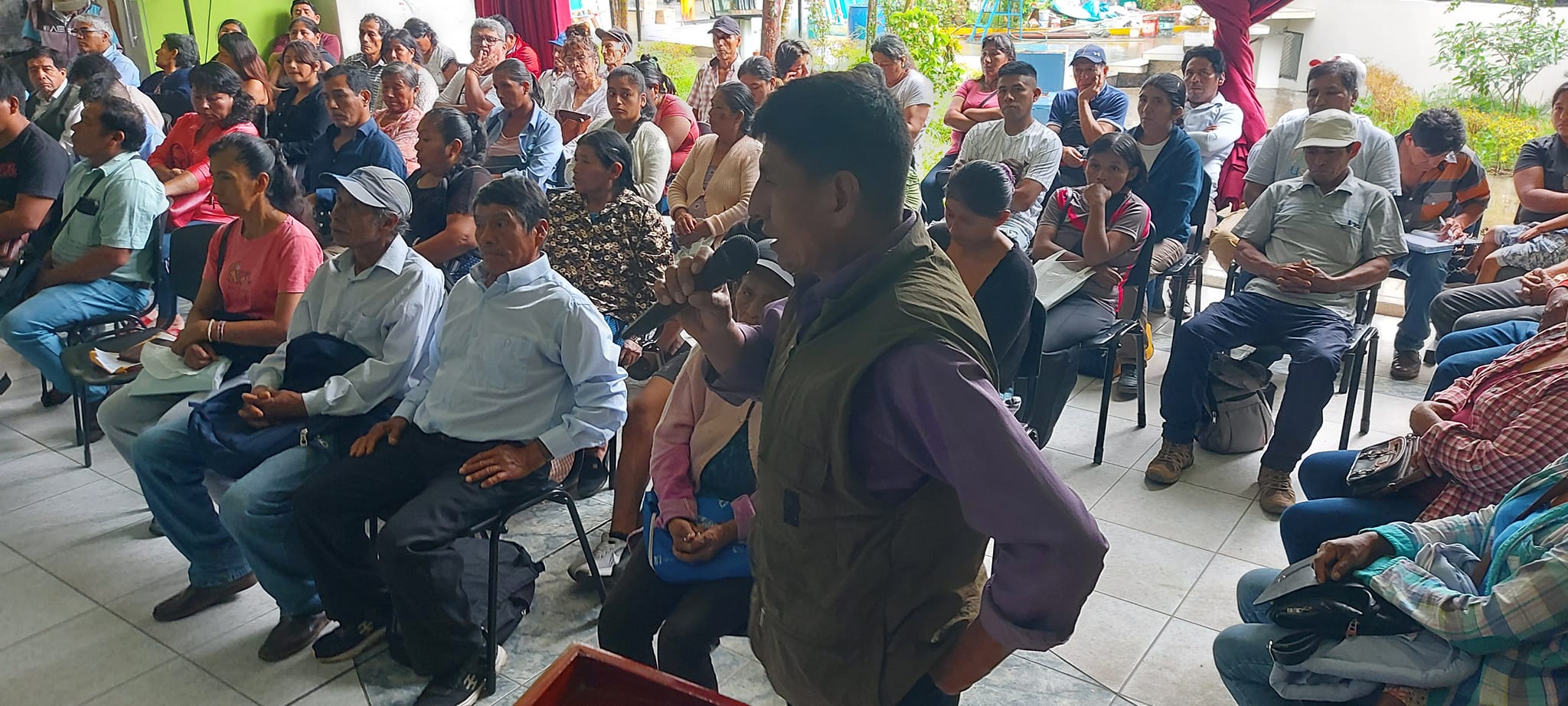 Alcalde provincial recibe a moradores de Alto Huayanay en reunión informativa