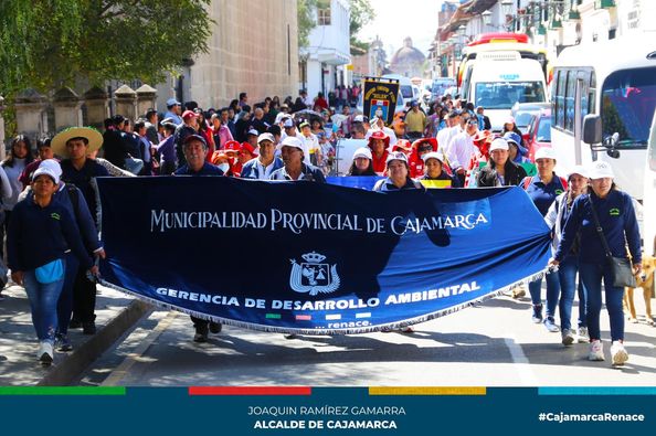 Con trajes hechos a base de material reciclado, la Instituci贸n Educativa N掳 82949 Bel茅n y las juntas vecinales de Cumbemayo, la Merced, Pueblo Libre y la Colmena participaron del pasacalle ambiental organizado por la Municipalidad Provincial de Cajamarca.
鉁匛l punto de encuentro se realiz贸 en la Plazuela Amalia Puga para luego seguir por el Jr. Amalia Puga, Plaza de Armas y culminar en el Psj. La Cultura. Durante el trayecto los sensibilizadores brindaron informaci贸n del correcto manejo de residuos s贸lidos.
馃帄El pasacalle tuvo como objetivo concientizar y sensibilizar a la poblaci贸n cajamarquina para comprometerse con la protecci贸n ambiental y la adopci贸n de h谩bitos que contribuyan con reducir la contaminaci贸n ambiental, sobre todo de no arrojar la basura en la calle y esperar al carro recolector.
馃憠馃徎Desde la gerencia de Desarrollo Ambiental se seguir谩 realizando estos trabajos en todos los sectores de nuestra ciudad.