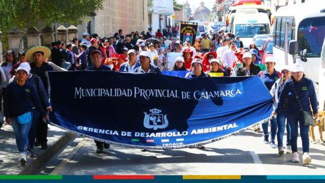 Con trajes hechos a base de material reciclado, la Institución Educativa N° 82949 Belén y las juntas vecinales de Cumbemayo, la Merced, Pueblo Libre y la Colmena participaron del pasacalle ambiental organizado por la Municipalidad Provincial de Cajamarca.
✅El punto de encuentro se realizó en la Plazuela Amalia Puga para luego seguir por el Jr. Amalia Puga, Plaza de Armas y culminar en el Psj. La Cultura. Durante el trayecto los sensibilizadores brindaron información del correcto manejo de residuos sólidos. 
🎊El pasacalle tuvo como objetivo concientizar y sensibilizar a la población cajamarquina para comprometerse con la protección ambiental y la adopción de hábitos que contribuyan con reducir la contaminación ambiental, sobre todo de no arrojar la basura en la calle y esperar al carro recolector.
👉🏻Desde la gerencia de Desarrollo Ambiental se seguirá realizando estos trabajos en todos los sectores de nuestra ciudad.