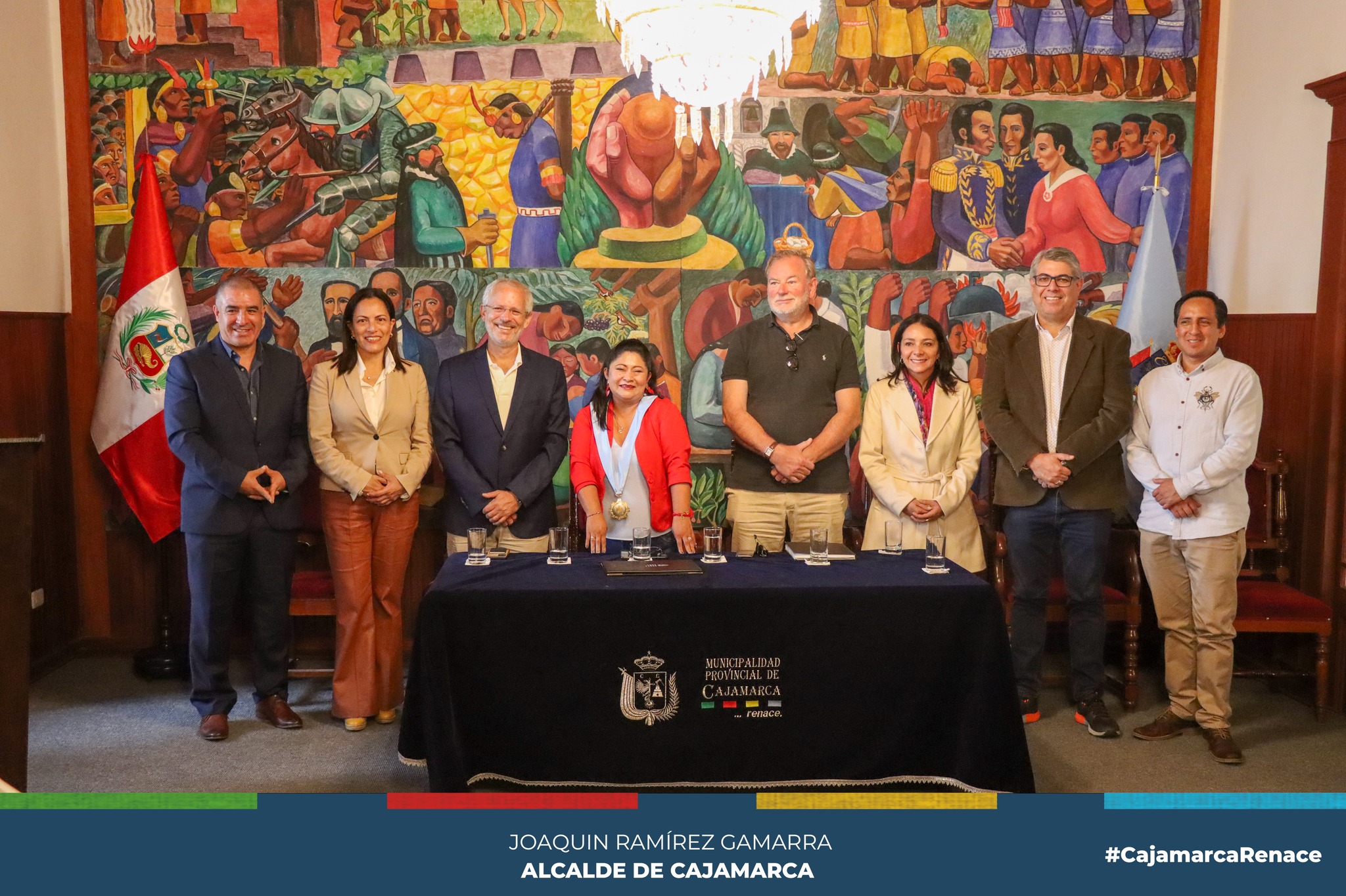 La regidora Julia Guerrero en representación del alcalde provincial, estuvo presente en la conferencia de prensa junto a los integrantes de la asociación Cullec y directivos del proyecto Yuragachi, quienes agradecieron el apoyo de nuestra autoridad municipal Joaquin Ramírez Gamarra e invitaron a todos los cajamarquinos a seguir disfrutando de esta obra maestra que será presentada hasta el día domingo desde las 8 de la noche en el atrio de la Iglesia San Francisco.
🗣Xavier de Richemont, creador de este maravilloso proyecto, enfatizó en que se ha sentido muy bien con la gran acogida de los cajamarquinos y el cariño que le tienen a este proyecto que busca poner a Cajamarca en los ojos del mundo a través de su historia.
⬆️Invitamos a todos los cajamarquinos y visitantes visitar la Iglesia San Francisco hasta el día domingo a partir de las 8:00 p. m. donde podrán disfrutar de un espectáculo maravilloso que muestra solo una parte de nuestra maravillosa cultura y tradición.