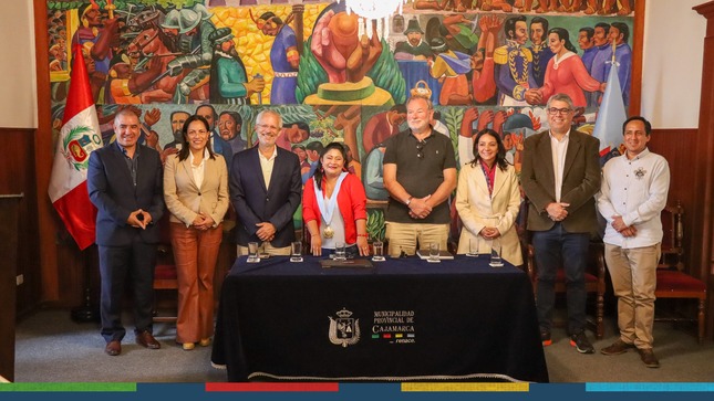 La regidora Julia Guerrero en representación del alcalde provincial, estuvo presente en la conferencia de prensa junto a los integrantes de la asociación Cullec y directivos del proyecto Yuragachi, quienes agradecieron el apoyo de nuestra autoridad municipal Joaquin Ramírez Gamarra e invitaron a todos los cajamarquinos a seguir disfrutando de esta obra maestra que será presentada hasta el día domingo desde las 8 de la noche en el atrio de la Iglesia San Francisco. 
🗣Xavier de Richemont, creador de este maravilloso proyecto, enfatizó en que se ha sentido muy bien con la gran acogida de los cajamarquinos y el cariño que le tienen a este proyecto que busca poner a Cajamarca en los ojos del mundo a través de su historia. 
⬆️Invitamos a todos los cajamarquinos y visitantes visitar la Iglesia San Francisco hasta el día domingo a partir de las 8:00 p. m. donde podrán disfrutar de un espectáculo maravilloso que muestra solo una parte de nuestra maravillosa cultura y tradición. 