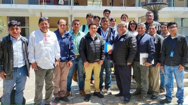 El gerencia de Desarrollo Social y Humano de la Municipalidad Provincial de Cajamarca ha llevado a cabo una significativa reunión con los presidentes de las juntas vecinales, con el objetivo de informar y evaluar el progreso de los programas sociales en la comunidad.
✍🏻En esta importante sesión de trabajo, se contó con la activa participación de los representantes de programas sociales clave que impactan directamente en la calidad de vida de los habitantes de la provincia. Entre ellos se encuentran Qali Warma, la OMAPED, Vaso de Leche y el Programa de Complementación Alimentaria (PCA).
Durante la reunión, se destacó el compromiso de la Municipalidad Provincial de Cajamarca en fortalecer y expandir estos programas sociales, con el propósito de garantizar que los beneficios lleguen de manera efectiva y equitativa a todas las familias cajamarquinas que los necesitan. El diálogo abierto entre los presidentes de las juntas vecinales y los representantes de los programas sociales permitió compartir experiencias, recibir retroalimentación valiosa de la comunidad y coordinar acciones futuras para mejorar la ejecución de estos programas.
Reafirmamos nuestro compromiso con el bienestar y desarrollo de sus ciudadanos y seguirá trabajando de la mano con las juntas vecinales y los diversos programas sociales para lograr una mayor inclusión y prosperidad en la provincia.