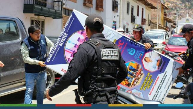 Anuncios atentan contra el valor histórico y arquitectónico que tiene el centro de la ciudad, teniendo en cuenta que cajamarquinos y turistas transitan diariamente por nuestra Plaza de Armas y alrededores. 
👉Con la finalidad de mejorar la imagen urbana y monumental del centro histórico de la ciudad; además de contribuir a la reducción de la contaminación visual originada por avisos y paneles publicitarios, la Municipalidad de Cajamarca, a través de la subgerencia de Comercialización y Licencias, la subgerencia Planificación Territorial y Centro Histórico y Serenazgo, decomisaron carteles y objetos que se encuentran a las afueras de diferentes establecimientos comerciales. 
🤝Al mismo tiempo, se instó a los propietarios de los comercios que estos anuncios atentan contra el valor histórico y arquitectónico que tiene el centro de la ciudad. 