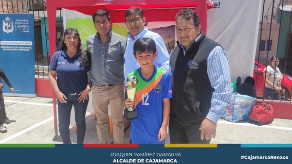 La Municipalidad Provincial de Cajamarca, a través de la subgerencia de educación, recreación y deporte, realizó un nuevo sábado familiar en el sector San José.
✅Esta actividad reunió a decenas de vecinos y niños que disfrutaron de una mañana diferente pintando, jugando ajedrez y disfrutando de diversas actividades recreativas. Agradecemos el apoyo de Layconsa por brindar todo el material a nuestros niños que vivieron una jornada de pintura y arte, en ese mismo sentido, agradecemos a la OMAPED por hacerse presente en estas actividades que es en beneficio de la colectividad cajamarquina.
👉Desde la comuna local seguiremos impulsando el deporte, música, danzas, cultura y reuniendo la participación familiar en diferentes puntos de nuestra ciudad.
¡Ven y súmate a todas las actividades que tenemos! 🤝