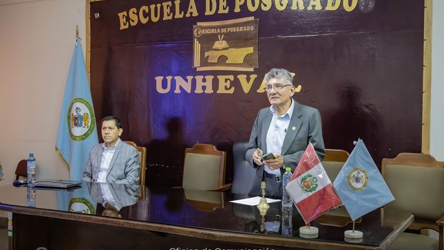 UNHEVAL fortalece la formación de asesores y jurados evaluadores  de tesis en innovador taller 