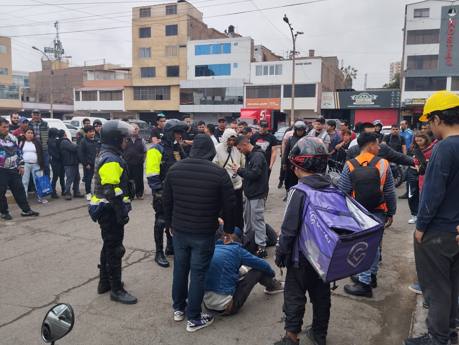 Agentes del Serenazgo de Pueblo Libre intervinieron a dos sujetos acusados de robar una moto en Surco. Los familiares de una persona a quien habían asaltado un día atrás los habían citado con engaños