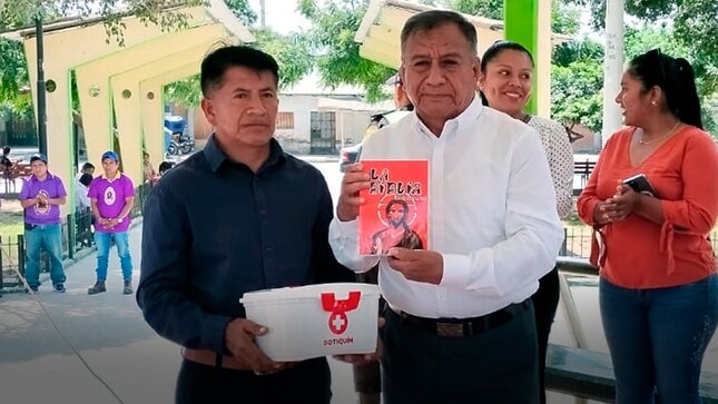 Mes Morado, entrega de biblias
