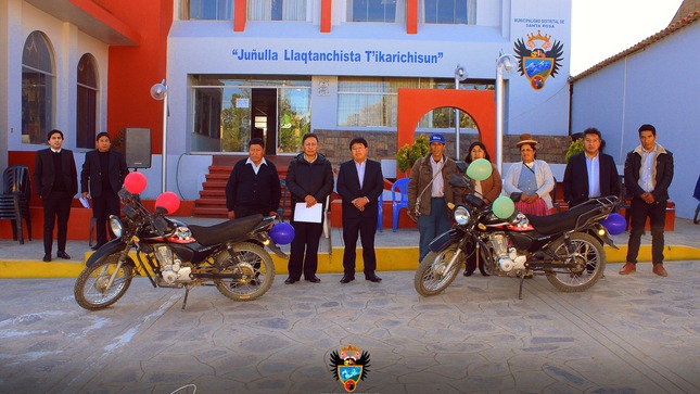 En una ceremonia breve en la Plaza de Armas, el alcalde de la Municipalidad distrital de Santa Rosa, Ing. Jaime Muñoz Tintaya y regidores, entregan motos lineales semi nuevas a favor del Poder Judicial-Juzgado de Paz Letrado del distrito de Santa Rosa, representado por el Dr. Julio Miranda Méndez, la entrega se hace con el objetivo de agilizar el diligenciamiento de las notificaciones y demás diligencias propias del Juzgado de Paz Letrado del distrito.
Así mismo la autoridad local entregó otra moto lineal en calidad de donación a favor de las Rondas Campesinas del sector Huaniquina de la Comunidad Campesina de Jatun Ayllu del distrito de Santa Rosa, representado por su presidente Sr. Froilán Chunga Zarate, para realizar trabajos de prevención en cuanto a la seguridad en el medio rural y otros trabajos cotidianos propias de las Rondas Campesinas del distrito.
Finalmente, los representantes del Poder Judicial y Rondas Campesinas, agradecieron al señor alcalde y su cuerpo de regidores por la donación de las motos lineales.