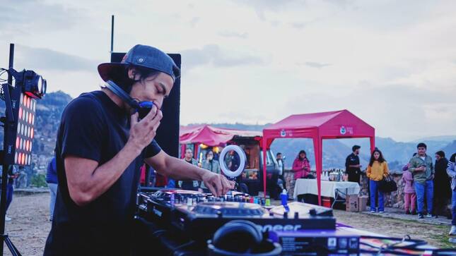 Con la participación activa de decenas de cajamarquinos, se realizó el primer festival de Dj’s “Ñawpas”, que tiene como finalidad mostrar la habilidad y destreza de los participantes al momento de combinar música electrónica y demás géneros musicales. 
🎵Agradecemos la participación de el internacional Nebula George O'Hara, quien fue jurado del evento 🏆 junto a los reconocidos artistas George Reynold y Jhoan Sánchez. 
📌Desde la comuna local y a través de la gerencia de Turismo y Cultura, seguiremos brindado espacios que permitan que más cajamarquinos sigan mostrando  sus habilidades en diferentes rubros incentivando el arte y la cultura. 