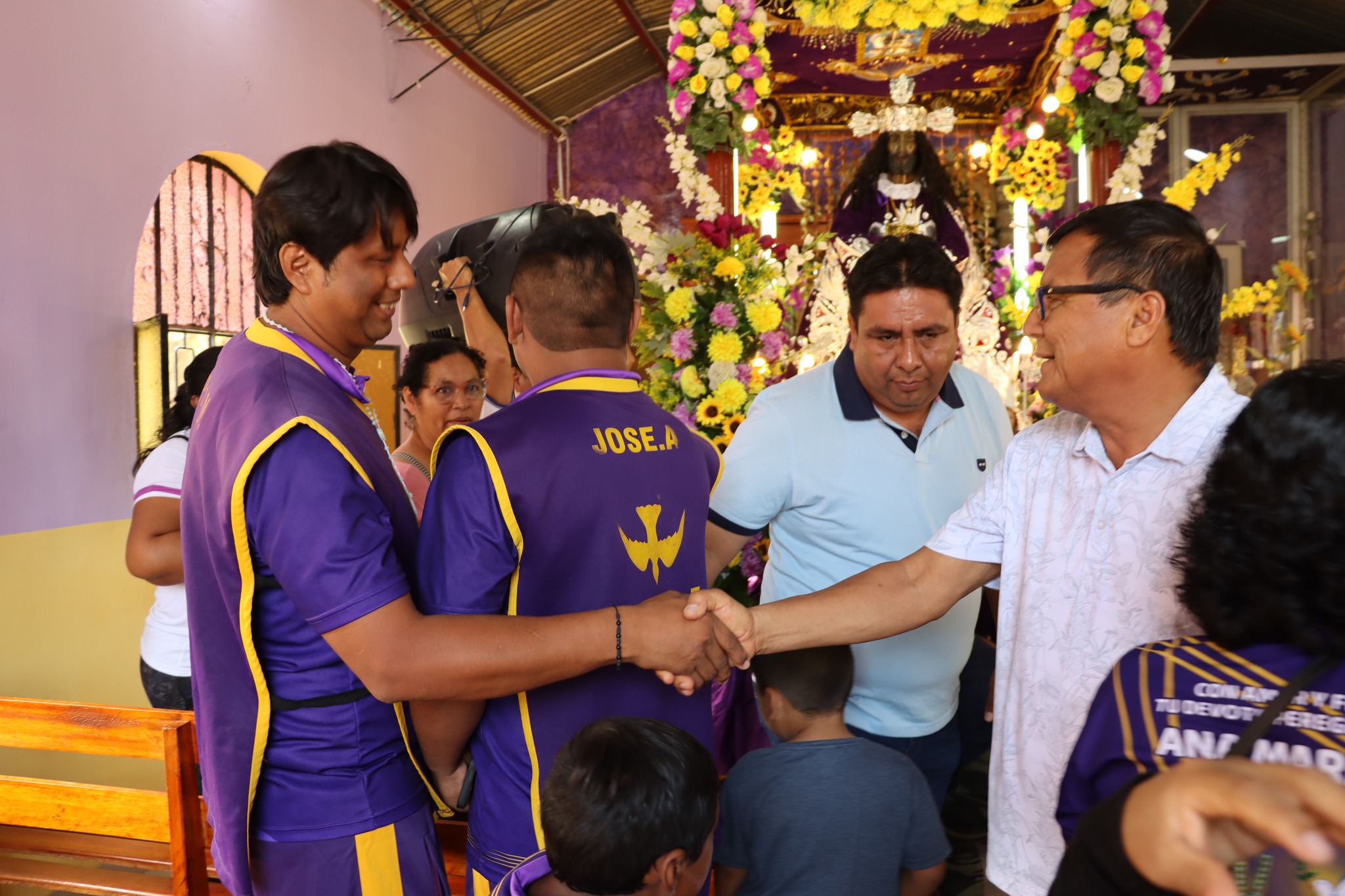 #MDMINFORMA | AUTORIDADES DESPIDEN🤝 A FIELES DEVOTOS DEL CRISTO 🙏MORENO💜🤍💜