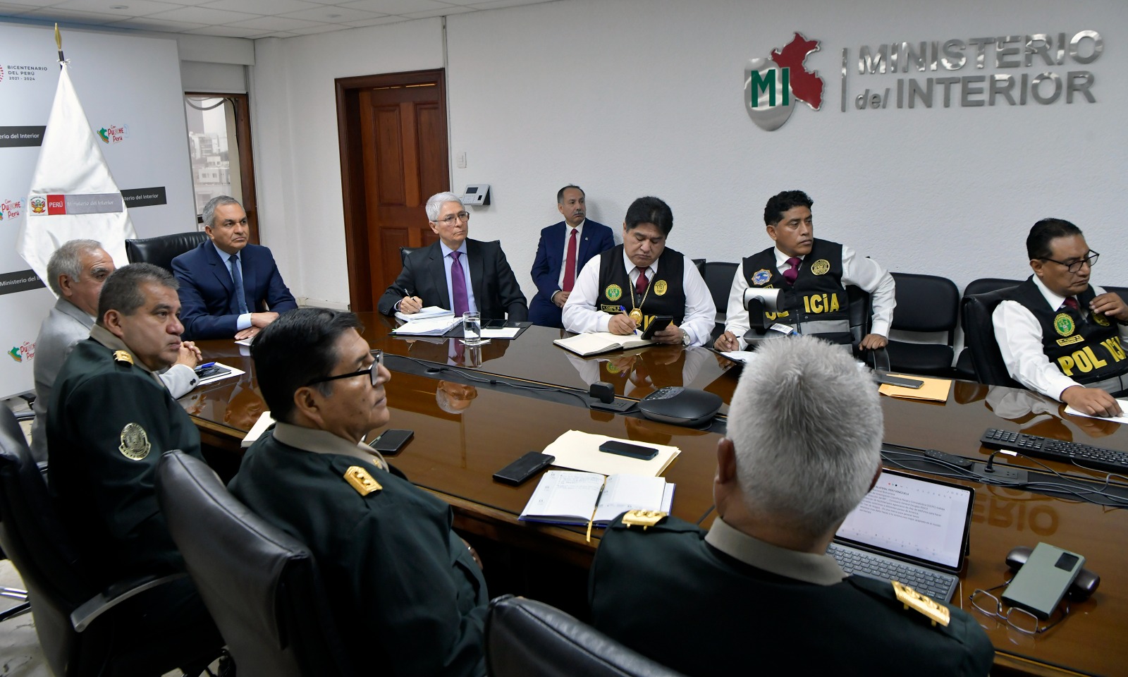 Perú y Venezuela han dado hoy el primer paso hacia la cooperación bilateral en la lucha contra la criminalidad transnacional, en una reunión de acercamiento entre autoridades de ambos países especializadas en la lucha contra el crimen.
El encuentro, realizado a través de videoconferencia, tuvo como objetivo principal coordinar acciones para identificar, seguir y combatir la criminalidad que cruza las fronteras en la región.
Durante la reunión, se acordó fortalecer la cooperación y establecer estrategias y mecanismos de colaboración que permitan mejorar la seguridad en la región.
El ministro del Interior de Perú, Vicente Romero, expresó su saludo a los participantes y destacó la importancia de este encuentro como muestra de compromiso y cooperación en la lucha contra la criminalidad transnacional. El propósito central es coordinar esfuerzos para contrarrestar las actividades delictivas que trascienden las fronteras de ambos países.
Romero subrayó la disposición del Gobierno peruano para recibir a quienes migran legalmente a nuestro país, pero también indicó que se aplicará todo el peso de la ley a aquellos que no cumplen con las normativas y no se adhieren a la legalidad.
Por su parte, el viceministro de Orden Interno del Ministerio del Interior, Miguel Núñez agradeció la disposición y el espíritu de colaboración mutua demostrado en esta primera reunión de coordinación. Señaló que esta reunión marca un paso importante hacia la construcción de una alianza sólida y eficaz para abordar los desafíos planteados por la delincuencia transnacional.
Durante la reunión, las autoridades acordaron mantener un diálogo constante para fortalecer la seguridad y programar un encuentro presencial para tratar acciones en materia de seguridad y lucha contra el crimen internacional que afecta a ambas naciones y a la región en su conjunto.
Es relevante destacar que este primer acercamiento forma parte de los esfuerzos del Sector por estrechar lazos de cooperación internacional en materia de seguridad con otros países. Ejemplo de ello es la reciente participación del viceministro Núñez Polar, en Bruselas, Bélgica, en la reunión del Consejo de ministros del Interior de la Unión Europa y del Comité Latinoamericano de Seguridad Interior (CLASI), así como el encuentro ministerial con Ecuador, y próximamente con Chile y Brasil al mismo nivel.
En la referida sesión virtual, participaron, también, por parte de Perú, el embajador de Perú en Venezuela, Librado Orozco; el director nacional de Investigación Criminal de la PNP, Gral. PNP Óscar Arriola, y personal de la Dirección de Investigación Criminal (Dirincri). Por parte de Venezuela, participaron el viceministro del Sistema Integrado de Investigación Penal, Humberto Ramírez; el director del Cuerpo de Investigaciones Científicas, Penales y Criminalísticas, comisario general Douglas Rico y funcionarios de la División contra Bandas Criminales, entre otras autoridades.