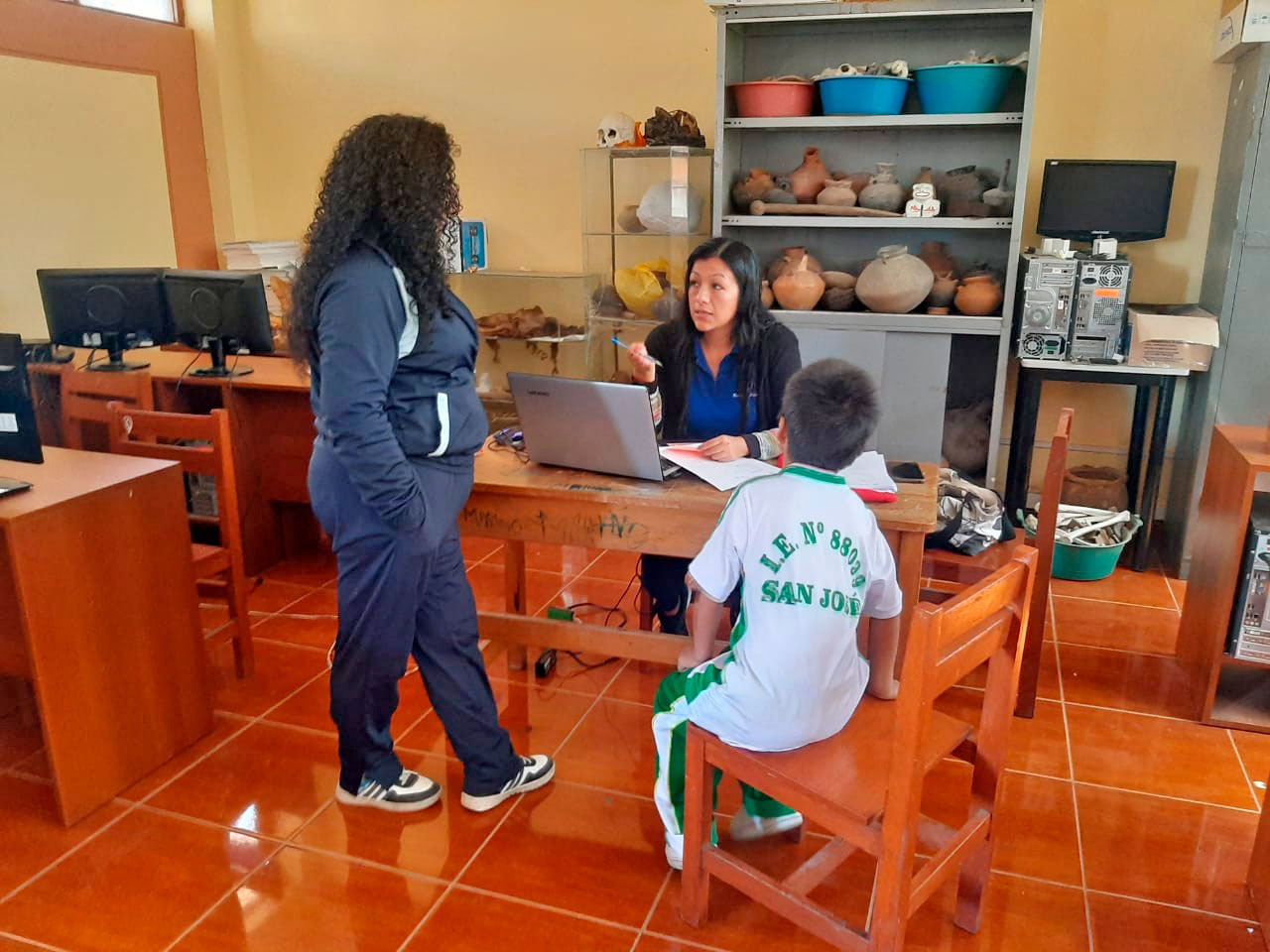 Personal municipal brindando asistencia psicológica a estudiante de la I.E. Nº88099 San José