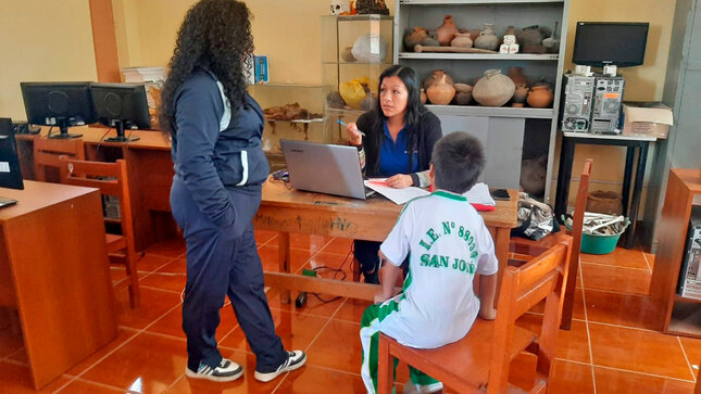 Personal municipal brindando asistencia psicológica a estudiante de la I.E. Nº88099 San José 
