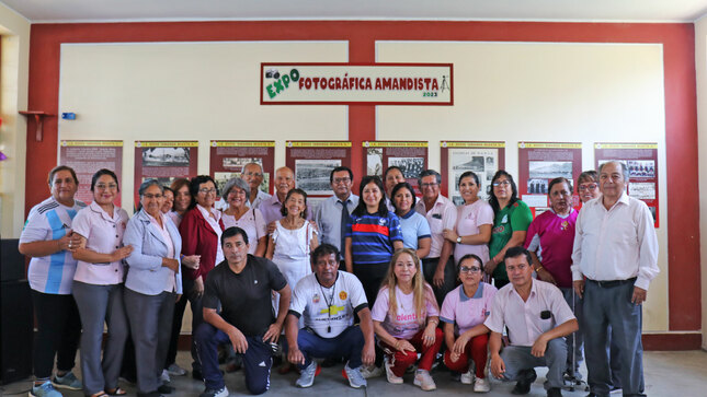 Toma fotográfica del personal docente y municipal en la I.E. Nº89509 "Amanda Miasta Gutiérrez"