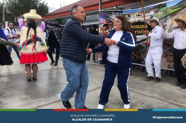 Hoy por la mañana, el aeropuerto de Cajamarca se llenó de alegría y color cuando turistas de todo el mundo arribaron a la ciudad. En un emotivo gesto, la comuna cajamarquina les dio la bienvenida con danzas típicas y a ritmo de carnaval, marcando el inicio de la emocionante celebración de la Semana Turística.
🌅La Semana Turística de Cajamarca promete una experiencia inolvidable llena de eventos culturales, gastronomía y la oportunidad de explorar las maravillas naturales y culturales de la región. Desde los históricos baños termales hasta las pintorescas plazas y calles, los turistas tienen la oportunidad de sumergirse en la rica historia y belleza de Cajamarca.