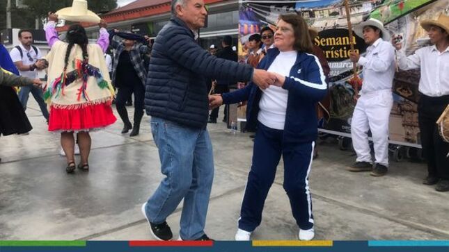 Hoy por la mañana, el aeropuerto de Cajamarca se llenó de alegría y color cuando turistas de todo el mundo arribaron a la ciudad. En un emotivo gesto, la comuna cajamarquina les dio la bienvenida con danzas típicas y a ritmo de carnaval, marcando el inicio de la emocionante celebración de la Semana Turística. 
🌅La Semana Turística de Cajamarca promete una experiencia inolvidable llena de eventos culturales, gastronomía y la oportunidad de explorar las maravillas naturales y culturales de la región. Desde los históricos baños termales hasta las pintorescas plazas y calles, los turistas tienen la oportunidad de sumergirse en la rica historia y belleza de Cajamarca.