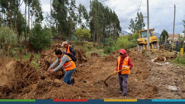 La Municipalidad Provincial de Cajamarca, continúa recuperando la faja marginal del río Mashcón en la zona de Venecia y Columbo. En esta oportunidad, maquinaria amarrilla continuó realizando trabajos de apertura y limpieza. Agradecemos a los vecinos que voluntariamente vienen retirando sus cosas o infraestructuras que invadían la zona de la faja marginal. 
Estos trabajos se vienen realizando de manera permanente para tener habilitada esta nueva vía, permitiendo ser una nueva alternativa para el tránsito de nuestra ciudad. 
