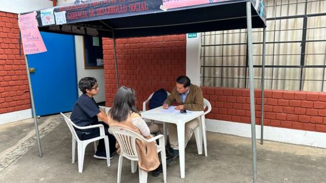 La subgerencia de Salud de la Municipalidad Provincial de Cajamarca llevó a cabo una significativa Campaña de Salud Mental con motivo del Día Mundial de la Salud Mental. La iniciativa se centró en la detección temprana de ansiedad y depresión, ofreciendo evaluaciones psicológicas, orientación y consejería a estudiantes y docentes del Instituto de Educación Superior Tecnológico Público Cajamarca.
✅Esta Campaña de Salud Mental, organizada con dedicación y compromiso, tuvo como objetivo principal promover el bienestar mental entre la comunidad educativa. Los profesionales de la salud mental proporcionaron apoyo emocional, evaluaciones exhaustivas y recursos informativos para abordar los desafíos relacionados con la ansiedad y la depresión, a menudo subestimados pero de gran relevancia en la vida de los estudiantes y docentes.
