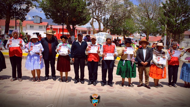 El alcalde de la Municipalidad distrital de Santa Rosa, Ing. Jaime Muñoz Tintaya, regidores y el Programa Llankasun Perú antes Lurawi Perú, entregan la actividad de “Limpieza Mantenimiento y Acondicionamiento del Espacio Público con Urbanismo Táctico de la Plaza de Armas y Vías Colindantes del Distrito de Santa Rosa”, con danzas multicolores ejecutados por los propios trabajadores del programa.
Con una inversión de S/ 96,469.20, ahora luce con un nuevo rostro nuestra Plaza de Armas de Santa Rosa, gracias a la actividad de intervención inmediata del Programa Llankasun Perú. Después de 21 días de trabajo, se entrega esta obra a la población en general.
Asimismo la autoridad local hizo entrega de los certificados de reconocimientos a los trabajadores de Llankasun Perú, con la intervención de la actividad se generó empleo temporal para nuestros hermanos y hermanas, que se encuentran en situación de pobreza y pobreza extrema.