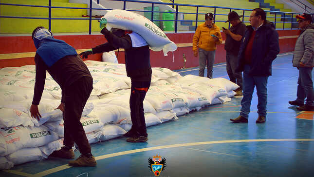 Como parte de las acciones de atención inmediata del Gobierno Central, mediante el Programa AGRORURAL, frente al déficit hídrico, llegó un total de 302,920.00 kilos de alimento balanceado para vacunos, para nuestros hermanos productores agropecuarios del distrito de Santa Rosa.
El alcalde distrital, Ing. Jaime Muñoz Tintaya y regidores realizaran en los próximos días la distribución de los alimentos balanceados para ganado vacuno, a diversas comunidades y sectores a través de la Dirección de Desarrollo Económico de Local de la Municipalidad distrital de Santa Rosa, a fin de contribuir con nuestros hermanos dedicados a la ganadería y por consiguiente con la alimentación del ganado vacuno.