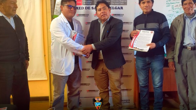 Por desición política del Sr. Alcalde Ing. Jaime Muñoz Tintaya, regidores y equipo técnico, aprobaron mediante la Resolución Administrativa N° 263-2023-MDSR/ADM, la liquidación técnico financiera de oficio de la obra: "MEJORAMIENTO DE LA CAPACIDAD RESOLUTIVA DE LOS SERVICIOS DE SALUD I-4 SANTA ROSA, EN LA LOCALIDAD DE SANTA ROSA , DISTRITO DE SANTA ROSA - MELGAR - PUNO", con código único de inversión Nro. 2156102, con un total costo de ejecución financiera real de: S/. 2,859,638.05 ( dos millones ochocientos cincuenta y nueve mil seiscientos treinta y ocho con 05/100 Soles).
El día de hoy en horas de la mañana, el alcalde distrital Ing. Jaime Muñoz Tintaya, acompañados de los señores regidores, Prof. Emilio Maccapa Aroni, Sr. José Pineda Huahuacondori, así como el Galeno del Establecimiento de Salud, Moisés Zúñiga Sierra, se reunión con el Director de la Red de Salud Melgar, en la dirección de dicha entidad, con el objetivo de hacer la entrega oficial de la Resolución Administrativa de liquidación del establecimiento de Salud de Santa Rosa.
En su intervención el Director de  Redees Melgar, M.C. Christian Quispe Delgado, saludó la desición tomada por  parte del actual alcalde del distrito Santa Rosa, asimismo resaltó la importancia de este documento para el  Ministerio de Salud, para poder realizar las intervenciones requeridas en infraestructura y recurso humano.