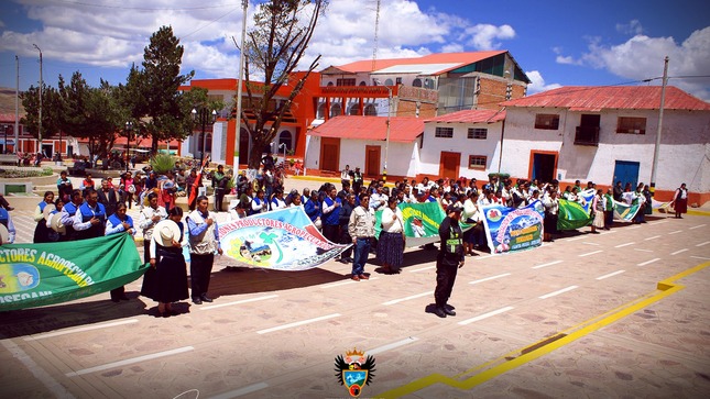 La Central de Asociaciones productores Agropecuarios de Santa Rosa (APAS), presidido por su presidente, Ing. Julián Zárate Quispe, participaron de la ceremonia de izamiento del Pabellón Nacional, con motivo de conmemorarse el Séptimo Aniversario de Fundación, que se conmemora el día 10 de octubre del presente año. Asistieron un total de 14 Asociaciones de Productores Agropecuarios del ámbito distrital.
 La ceremonia protocolar contó con la presencia de los regidores de la Municipalidad distrital de Santa Rosa, Prof. Emilio Maccapa Aroni y Sr. José Pineda Huahuacondori, quienes representaron al Sr. alcalde distrital, Ing. Jaime Muñoz Tintaya.