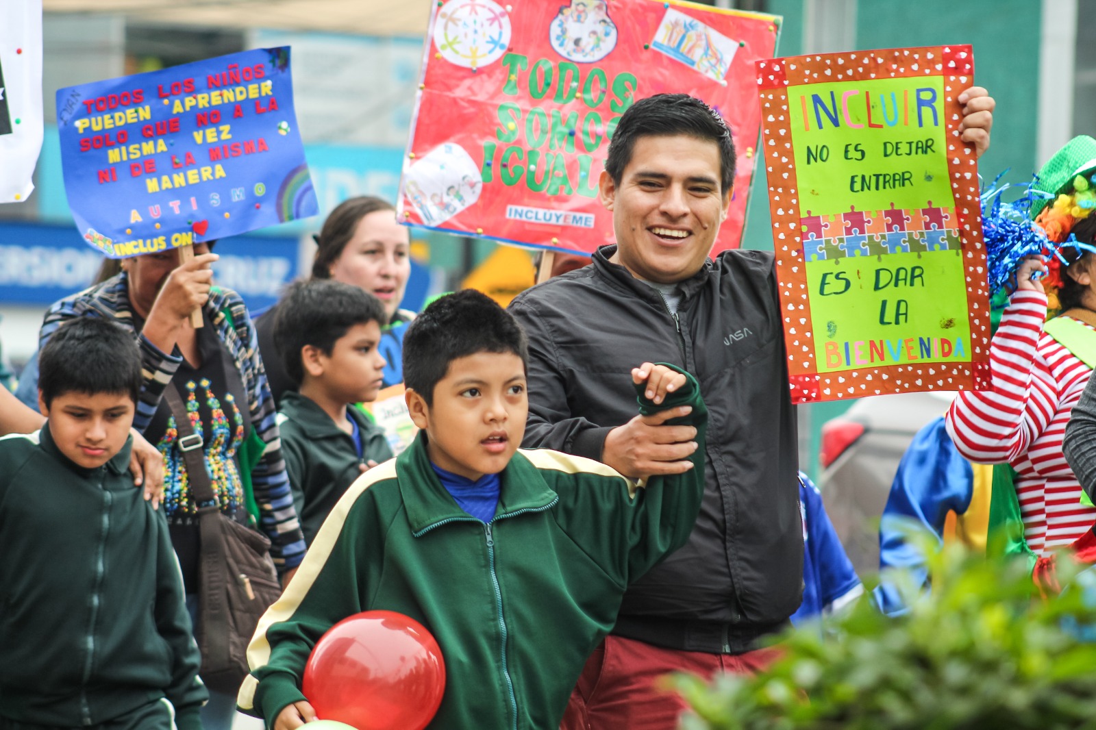 Familias se unieron al pasacalle